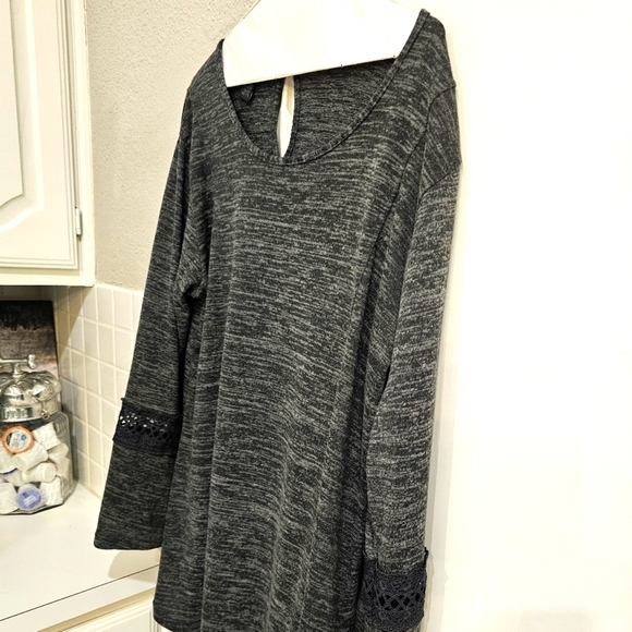 LILDY grey tunic w crochet on sleeves. Excellent shape. L/XL - Picture 3 of 10